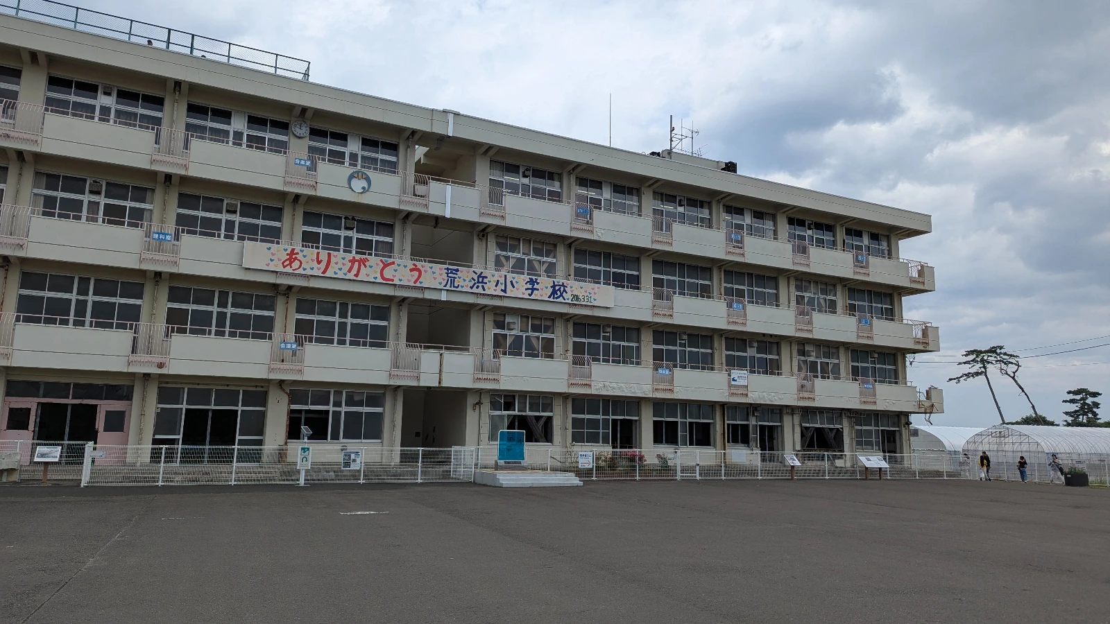 Front view of the preserved Arahama Elementary School building in Sendai, Japan, showing classrooms and the rooftop used during the tsunami evacuation.