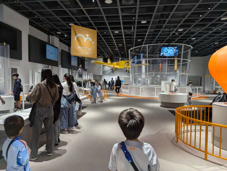 Luca & Nico exploring the Kobe Science Museum’s hands-on exhibits, ideal for inspiring curiosity and learning during family travel in Japan.