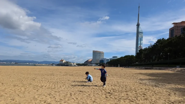 A stunning view of Fukuoka Tower and the beach, showcasing the perfect blend of urban beauty and outdoor fun for families. Explore Fukuoka with kids in our family travel guide!