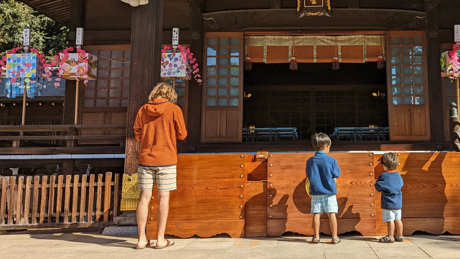 Papa, Luca & Nico visiting a shrine in Japan, modeling respectful family travel and quiet behavior.