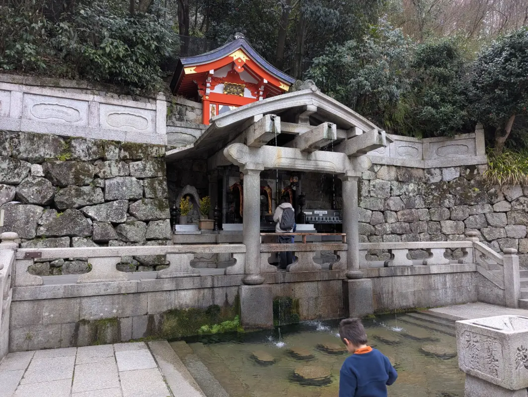 Luca & Nico at the Otowa Waterfall at Kiyomizu-dera Temple during a Kyoto family day itinerary