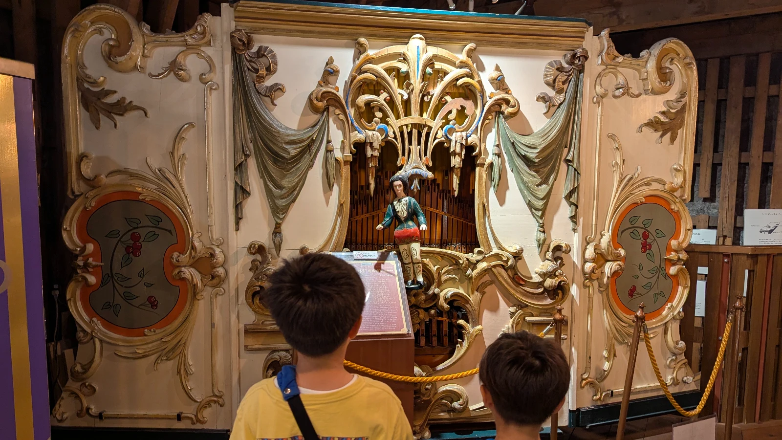 Kids look at a vintage music box display inside the Otaru Music Box Museum, a must-see spot for families exploring Otaru’s creative side.