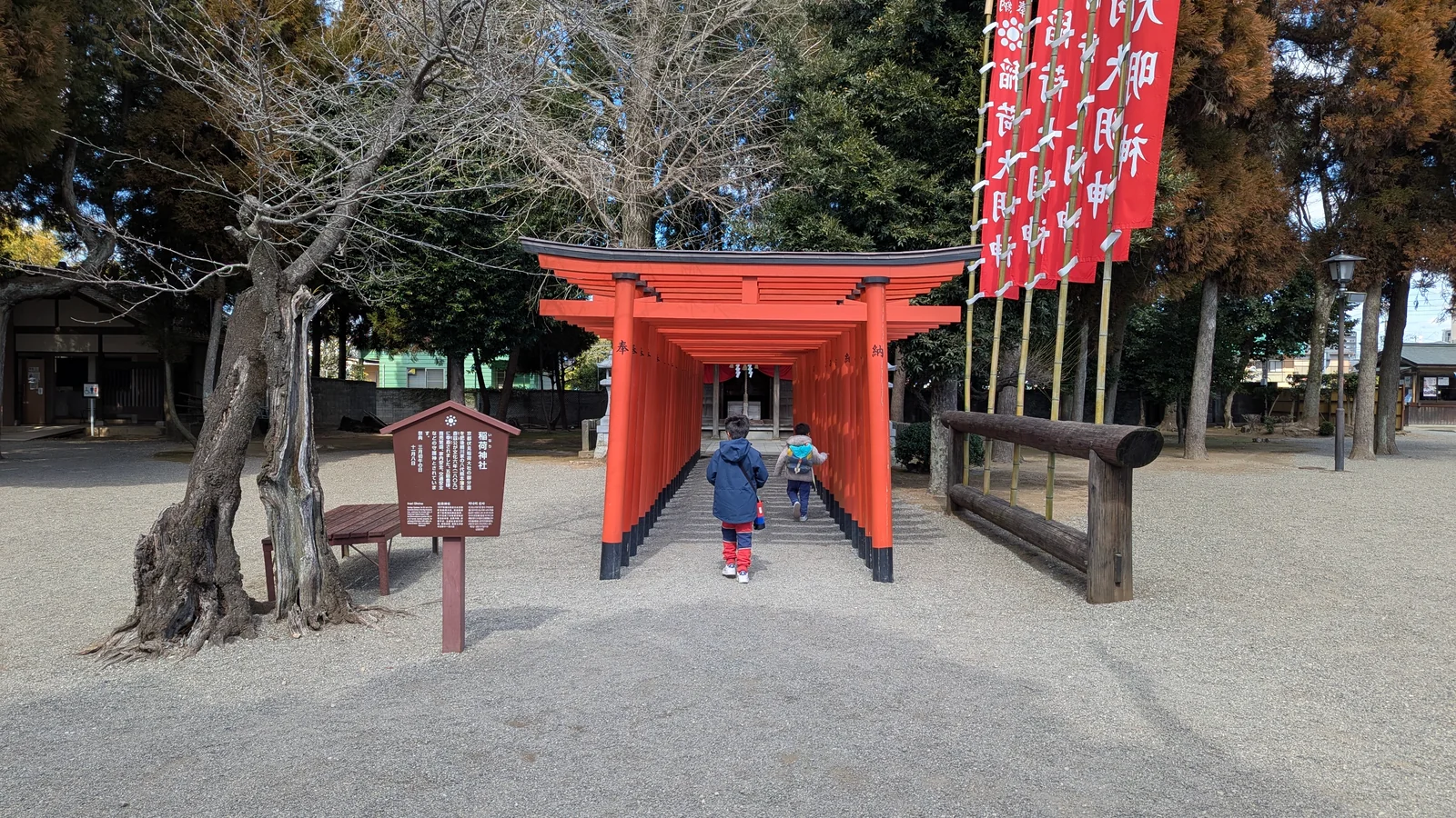 Luca and Nico at the torii path of the Inari shrine in Suizenji Jojuen Garden, Kumamoto.