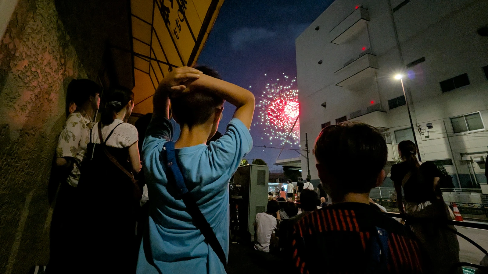Luca & Nico watching the Sumidagawa Fireworks Festival in Tokyo during a summer night, capturing a family story from a children’s perspective.