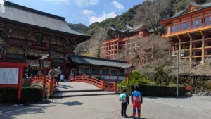 Children admire the colorful hillside buildings and red bridges of Yutoku Inari Shrine, one of Saga’s most famous and scenic family spots.