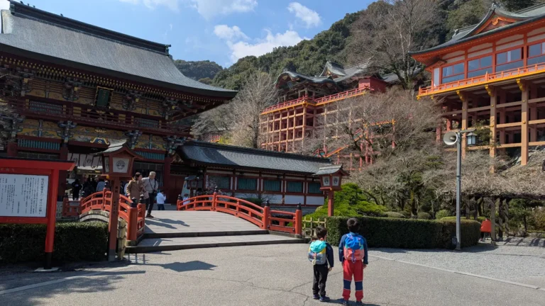 Children admire the colorful hillside buildings and red bridges of Yutoku Inari Shrine, one of Saga’s most famous and scenic family spots.